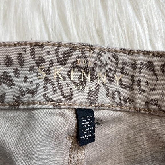 WHBM ‘The Skinny’ Mid-rise Leopard Crop Jeans - Picture 6 of 9